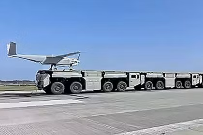 Một máy bay không người lái được phóng từ hệ thống phóng điện từ sử dụng các xe tải được kết nối với nhau tạo thành một bệ phóng liên tục. Ảnh: BIT/WeChat.