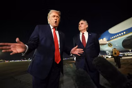 Tổng thống Mỹ Donald Trump phát biểu trước báo giới trước khi lên chuyên cơ để khởi hành đến Washington, ngày 19/1. Ảnh: Reuters.
