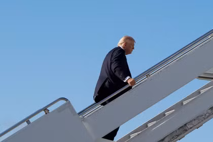 Tổng thống Mỹ Donald Trump lên chuyên cơ Không lực Một tại Sân bay Quốc tế Palm Beach ở West Palm Beach, Florida, Mỹ, ngày 1/3. Ảnh: Reuters.