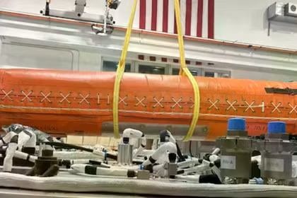 Phao cứu sinh UNI-PAC III đang được kiểm tra độ vừa vặn trên khoang tàu Starfall của SpaceX. Ảnh: SpaceX.