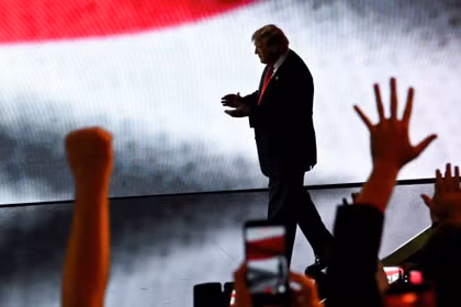 Tỷ lệ ủng hộ ông Trump lao dốc ngay trước kỳ bầu cử giữa nhiệm kỳ quan trọng. Ảnh: PBS.