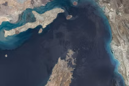 Mỹ và Iran đang phát đi những tín hiệu trái chiều về eo biển Hormuz, ngay trước vòng đàm phán tại Thụy Sĩ. Ảnh: Getty.