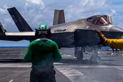 Máy bay F-35C trên tàu sân bay USS Abraham Lincoln. Ảnh: MW.