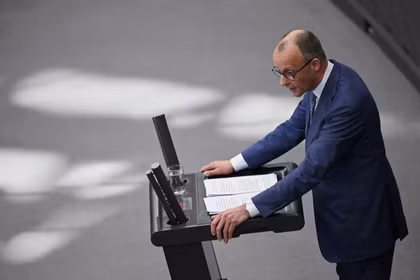 Thủ tướng Đức Friedrich Merz đọc bản tuyên bố của chính phủ trước Hạ viện về hội nghị thượng đỉnh EU sắp tới, tại Berlin, Đức ngày 18/3. Ảnh: Reuters.