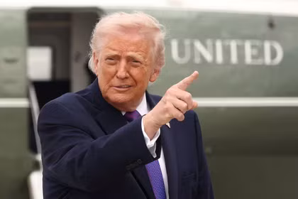 Tổng thống Mỹ Donald Trump ra hiệu tại căn cứ không quân Andrews ở Maryland, Mỹ, ngày 11/3. Ảnh: Reuters.