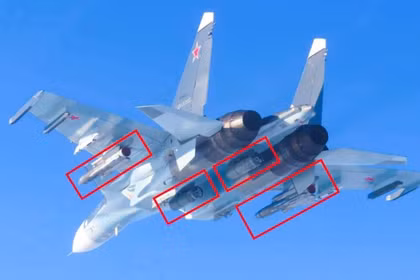 Chiến đấu cơ Su-30SM2 của Hải quân Nga trang bị tên lửa Kh-31 và bom RBK-500. Ảnh: MW.