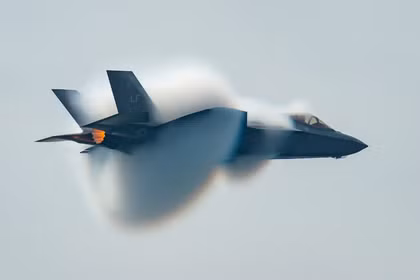 Đại úy Andrew "Dojo" Olson, phi công kiêm chỉ huy Đội bay F-35 Heritage, thực hiện màn bay tốc độ cao trong Triển lãm Hàng không Quốc tế Canada tại Toronto, ngày 1/9/2018. Ảnh: Reuters.