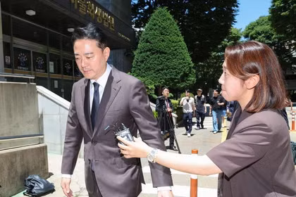 Phó Chủ tịch Tập đoàn JoongAng, ông Hong Jeong-do, rời Tòa án Phá sản Seoul tại quận Seocho, Seoul, ngày 23/6, sau khi tham dự các phiên điều trần về hồ sơ phục hồi hoạt động kinh doanh của các công ty con thuộc Tập đoàn JoongAng. Ảnh: Korea Times.