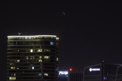 Một quả tên lửa của Iran lao vút qua bầu trời đêm Tel Aviv, Israel ngày 18/3. Ảnh: Reuters.