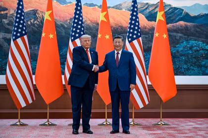 Hình ảnh Tổng thống Mỹ Donald Trump tham gia các sự kiện tại Đại lễ đường Nhân dân và bắt tay với Chủ tịch Trung Quốc Tập Cận Bình vào ngày 14/5 tại Bắc Kinh, Trung Quốc. Ảnh: Reuters.