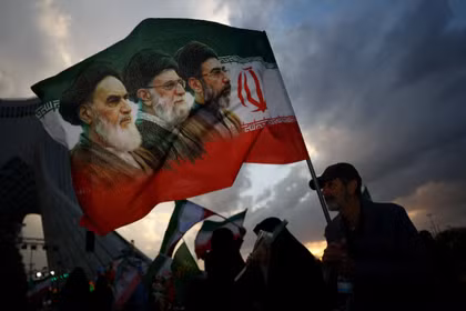 Một người đàn ông cầm cờ trong một cuộc biểu tình ở Tehran, Iran hôm 30/4. Ảnh: Reuters.