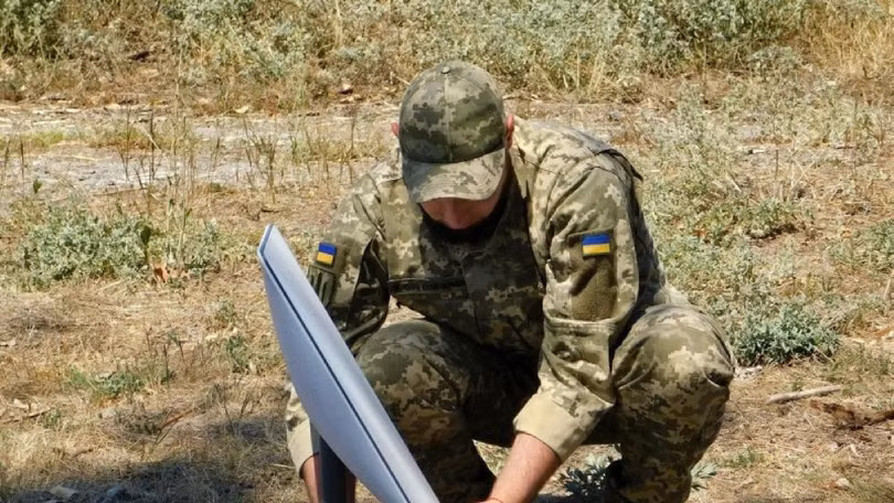 Lính Ukraine sử dụng thiết bị đầu cuối Starlink vào hoạt động thông tin liên lạc và dẫn đường cho vũ khí. Ảnh: Reuters.
