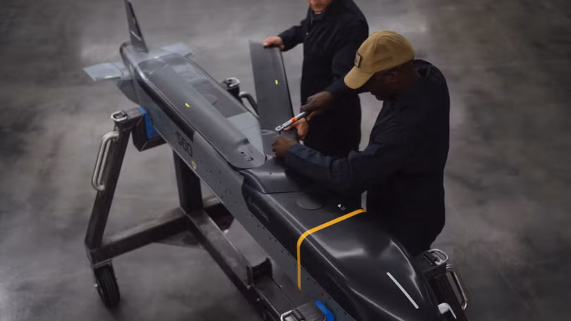 Nhân viên kỹ thuật kiểm tra đạn tên lửa hành trình Barracuda-500. Ảnh: Air&SpaceForces.