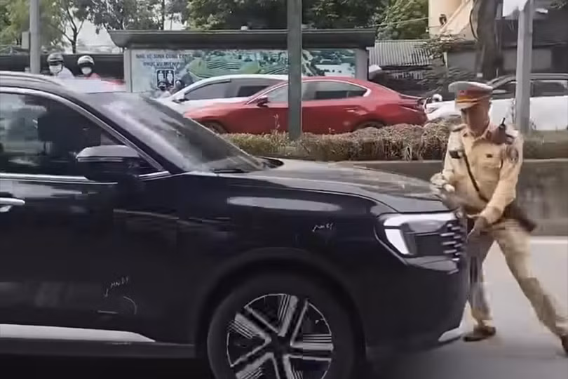Người dân ghi lại hình ảnh xế điều khiển ô tô đẩy CSGT trên đường rồi bỏ chạy. Nguồn ảnh: Công an Hà Nội.