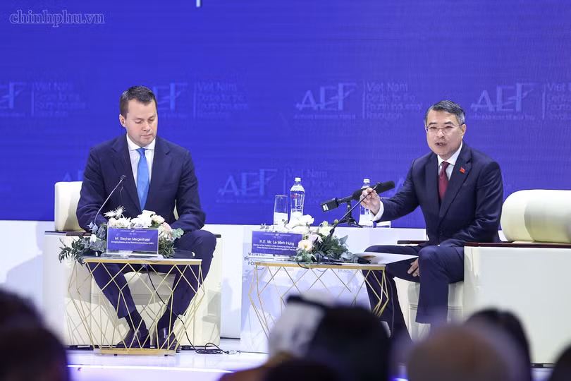 Thủ tướng Lê Minh Hưng đối thoại với ông Stephan Mergenthaler, Giám đốc điều hành Diễn đàn Kinh tế Thế giới. Ảnh: VGP.