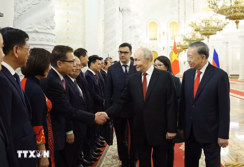 Kết thúc cử Quốc thiều, Tổng thống Liên bang Nga Vladimir Putin giới thiệu quan chức phía Nga và Tổng bí thư, Chủ tịch nước Tô Lâm cùng Phu nhân giới thiệu thành phần đoàn chính thức phía Việt Nam tham dự Lễ đón. Ảnh: TTXVN.