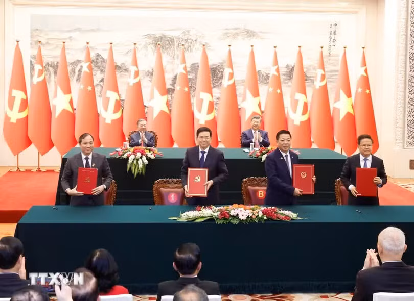 ttxvn-tong-bi-thu-chu-tich-nuoc-to-lam-va-tong-bi-thu-chu-tich-nuoc-tap-can-binh-chung-kien-le-ky-cac-van-kien-hop-tac-giua-hai-nuoc-8702432jpg.jpg