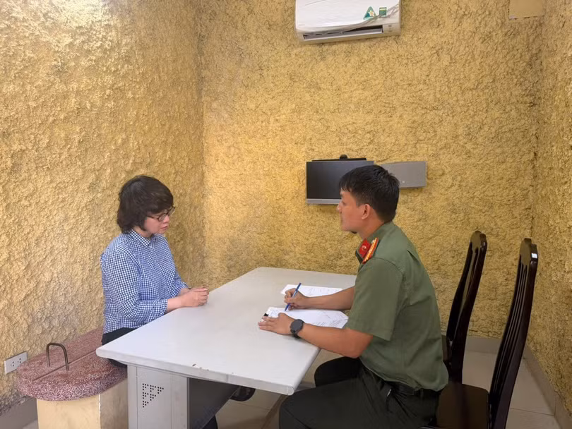Bà Nguyễn Thuý Hằng làm việc với công an. Ảnh: Công an Hà Nội.