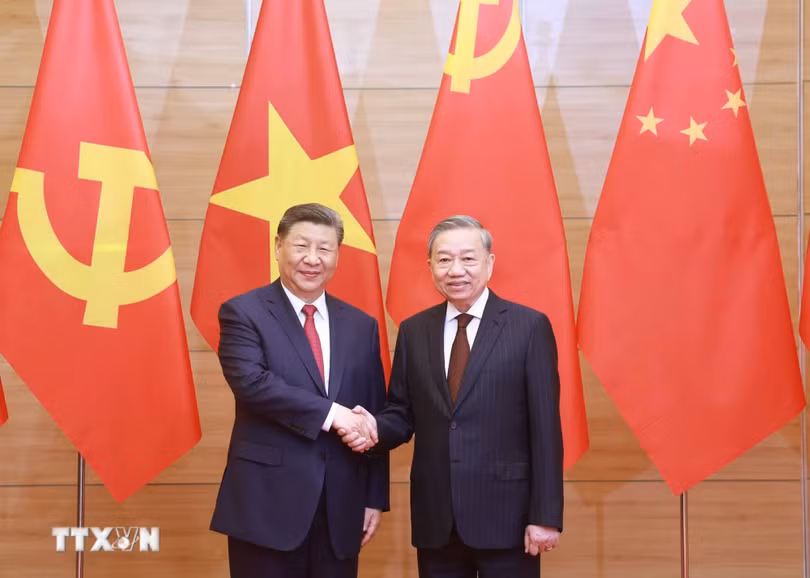Tối 14/4/2025, tại Trung tâm Hội nghị quốc tế (Hà Nội), Tổng bí thư Tô Lâm và Chủ tịch nước Lương Cường đồng chủ trì Tiệc chiêu đãi cấp Nhà nước chào mừng Tổng bí thư, Chủ tịch nước Trung Quốc Tập Cận Bình thăm cấp Nhà nước tới Việt Nam. Ảnh: TTXVN.