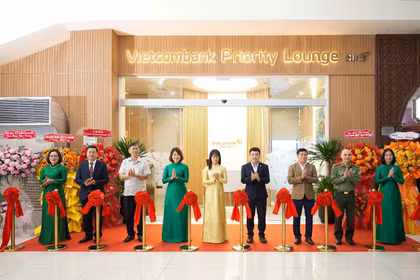 Đại diện lãnh đạo Vietcombank, CIAS và các cơ quan, đơn vị tại Cảng hàng không quốc tế Cam Ranh thực hiện nghi thức cắt băng khai trương Vietcombank Priority Lounge Cam Ranh