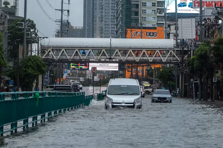 Bangkok chìm sâu trong nước lũ, chính quyền kích hoạt báo động thiên tai