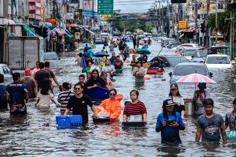Bangkok cho công chức nghỉ lễ 2 ngày vì mưa lớn kéo dài, nhiều khu vực ngập sâu trong “biển nước”