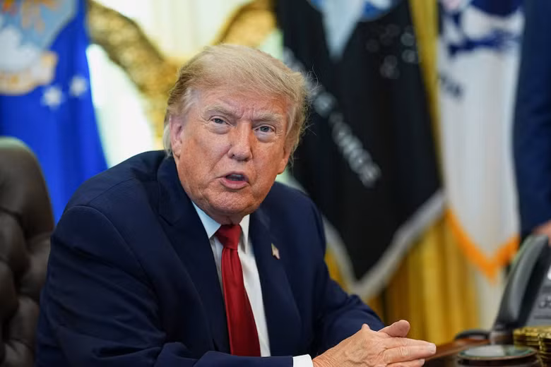 Ông Trump bất ngờ ký lệnh bỏ công nghệ mới, quay lại máy phóng hơi nước trên tàu sân bay