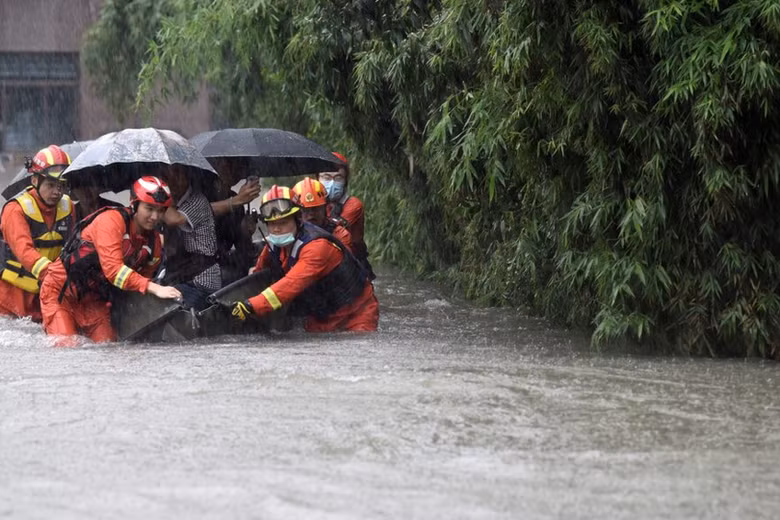 Lũ lụt kinh hoàng khiến hàng nghìn người Trung Quốc phải sơ tán, Nhật Bản có người thiệt mạng