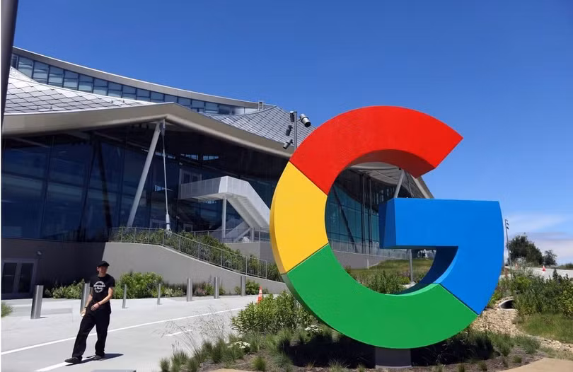 Nhân viên Google biểu tình phản đối việc sa thải, giảm lương (Ảnh: SCMP)
