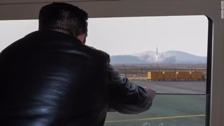 Ông Kim Jong Un quan sát vụ phóng thử nghiệm tên lửa (Ảnh: CNN)
