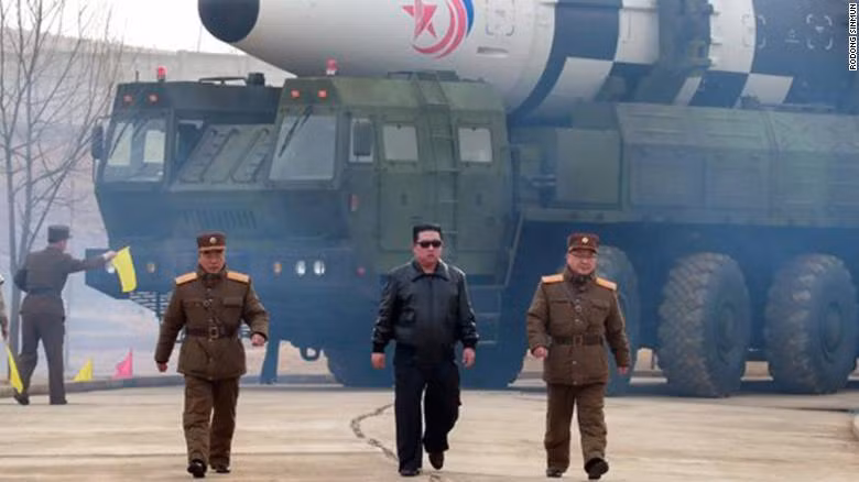 Nhà lãnh đạo Triều Tiên Kim Jong Un đi cùng với tên lửa Hwasong-17 (Ảnh: CNN)