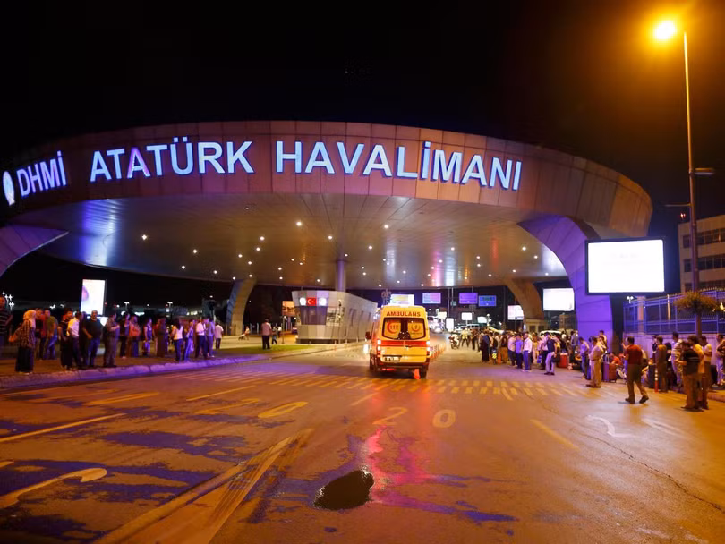 Sân bay Ataturk.