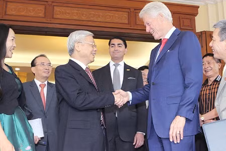 Tổng bí thư Nguyễn Phú Trọng gặp Tổng thống Bill Clinton tại Hà Nội ngày 2/7