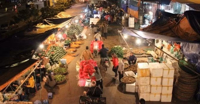 Chợ đầu mối Long Biên. Ảnh: TL