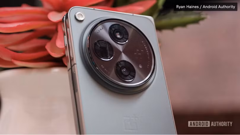 OnePlus Open có thực sự là chiếc điện thoại gập có cụm camera tốt nhất trên thị trường không? (Ảnh: Android Authority)