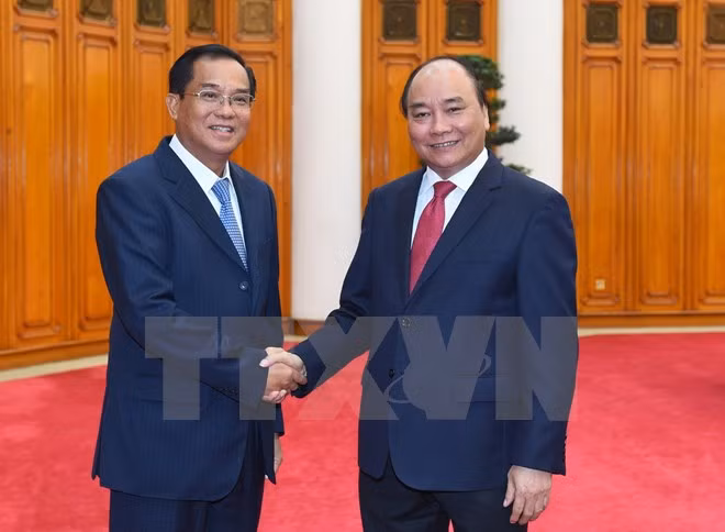Thủ tướng Nguyễn Xuân Phúc tiếp ông Suphan Keomisay, Bộ trưởng Bộ Kế hoạch và Đầu tư Lào đang ở thăm và làm việc tại Việt Nam. (Ảnh: Thống Nhất/TTXVN).
