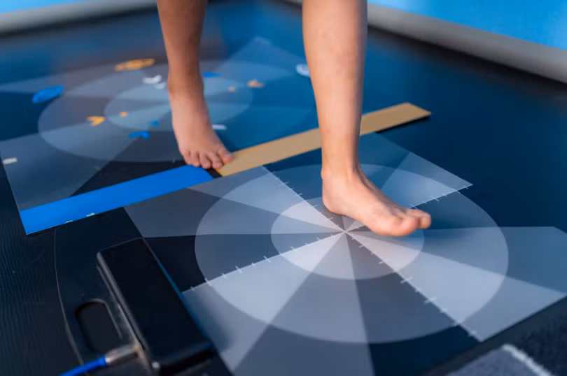 Một người đi qua cảm biến áp suất (Ảnh: Scienceabc) Một người đi qua cảm biến áp suất (Ảnh: Scienceabc)