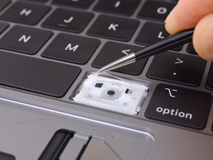 Bàn phím cánh bướm trên các mẫu Macbook rất dễ hỏng (Ảnh: iFixit) Bàn phím cánh bướm trên các mẫu Macbook rất dễ hỏng (Ảnh: iFixit)