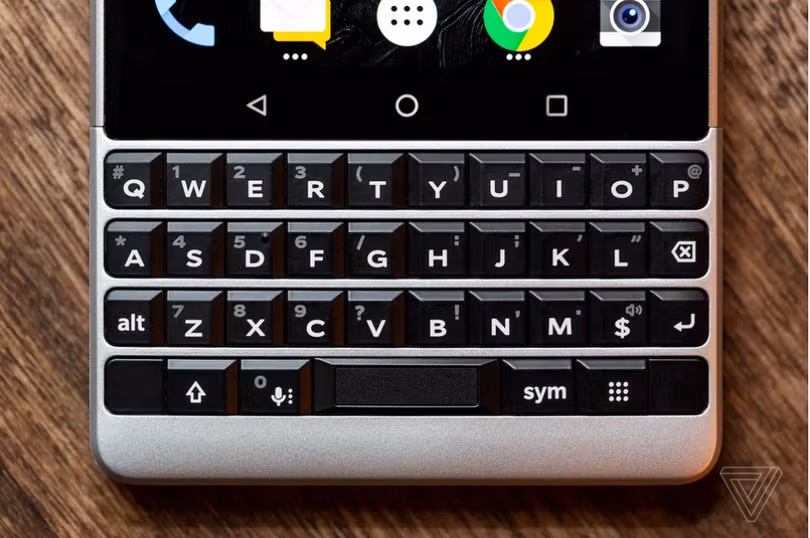 Bàn phím QWERTY là nét đặc trưng không thể lẫn vào đâu được trên những chiếc điện thoại BlackBerry (Ảnh: The Verge)