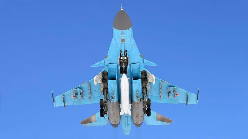 Hình ảnh chụp từ phía dưới cho thấy thùng chứa nhiên liệu khổng lồ của Su-34 (Ảnh: The Drive) Hình ảnh chụp từ phía dưới cho thấy thùng chứa nhiên liệu khổng lồ của Su-34 (Ảnh: The Drive)