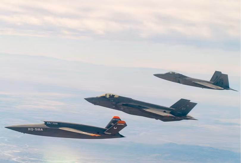 Máy bay chiến đấu không người lái Kratos Defense XQ-58A Valkyrie của Mỹ (trái) bay cạnh máy bay F-35 và F-22 (Ảnh: Asia Times)