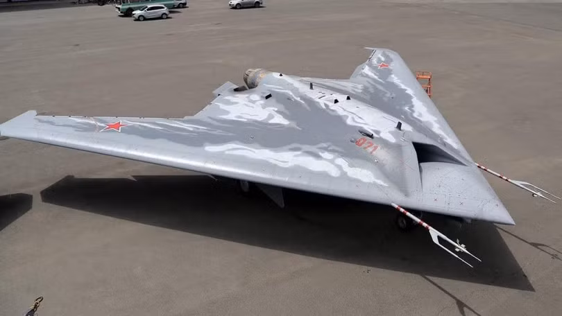 S-70 Okhotnik-B là một máy bay chiến đấu không người lái tàng hình hạng nặng do Nga sản xuất (Ảnh: Asia Times) S-70 Okhotnik-B là một máy bay chiến đấu không người lái tàng hình hạng nặng do Nga sản xuất (Ảnh: Asia Times)