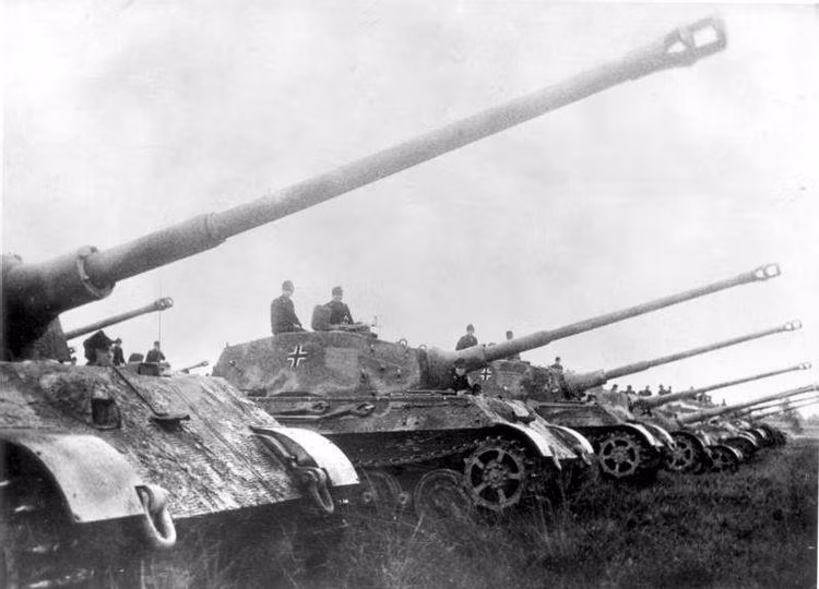 Tiger II được sử dụng lần đầu tiên trong Trận Normandy vào tháng 7 năm 1944 (Ảnh: Hot Cars)