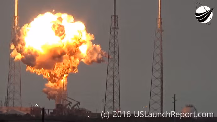 Tên lửa đẩy mang phi thuyền Falcon 9 Space X bị nổ tung.