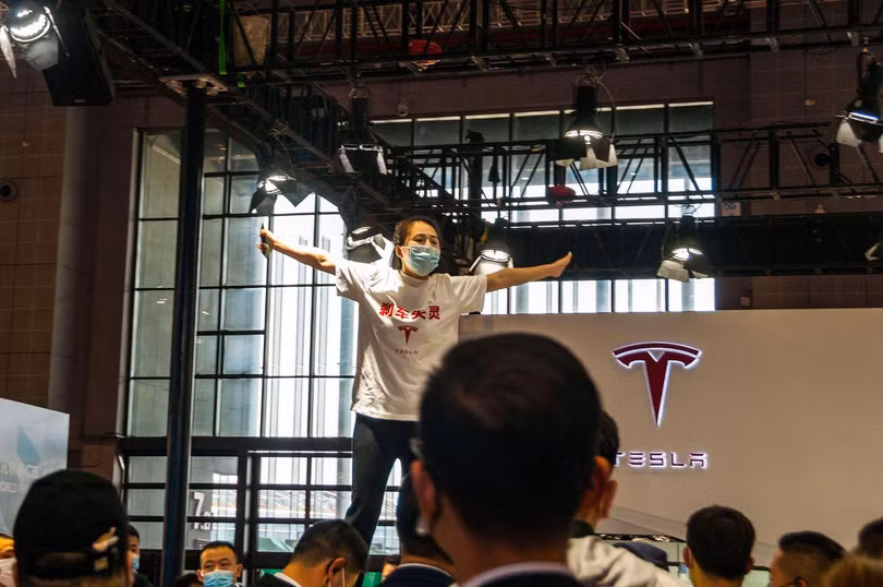 Khách hàng nữ tại Trung Quốc cho rằng chiếc Model 3 của cô bị lỗi phanh và là nguyên nhân gây ra tai nạn cho cô (Ảnh: Bloomberg) Khách hàng nữ tại Trung Quốc cho rằng chiếc Model 3 của cô bị lỗi phanh và là nguyên nhân gây ra tai nạn cho cô (Ảnh: Bloomberg)