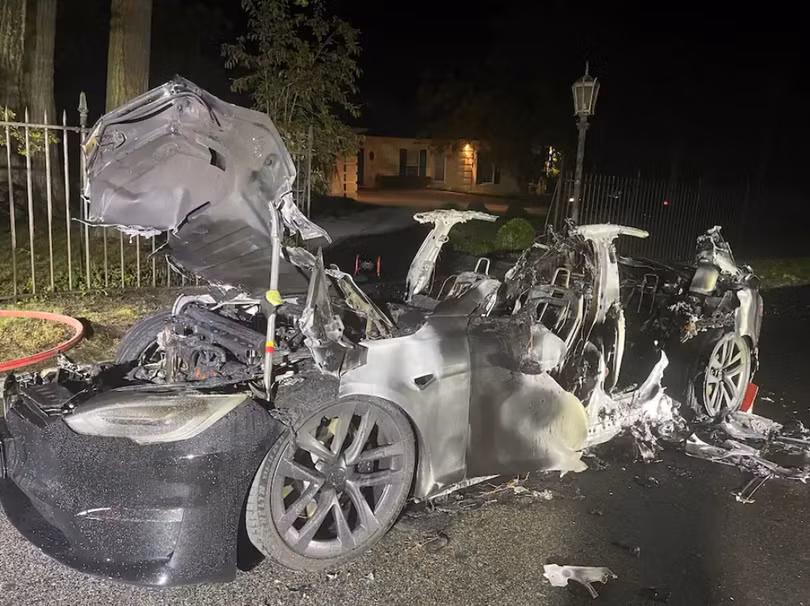 Tesla Model S bất ngờ bốc cháy (Ảnh: Washington Post)
