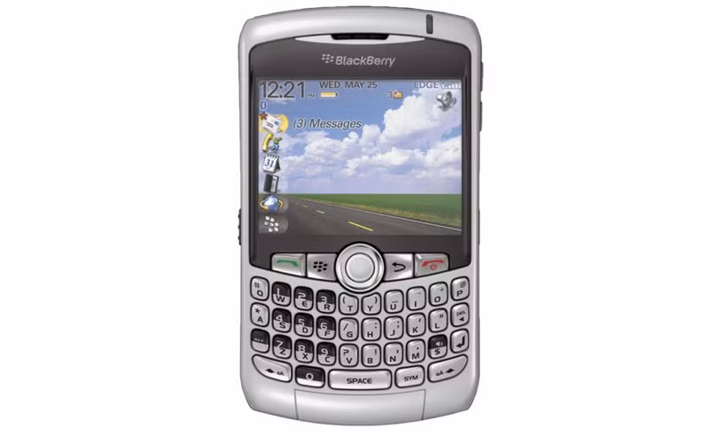 BlackBerry Curve (Ảnh: Android Authority)