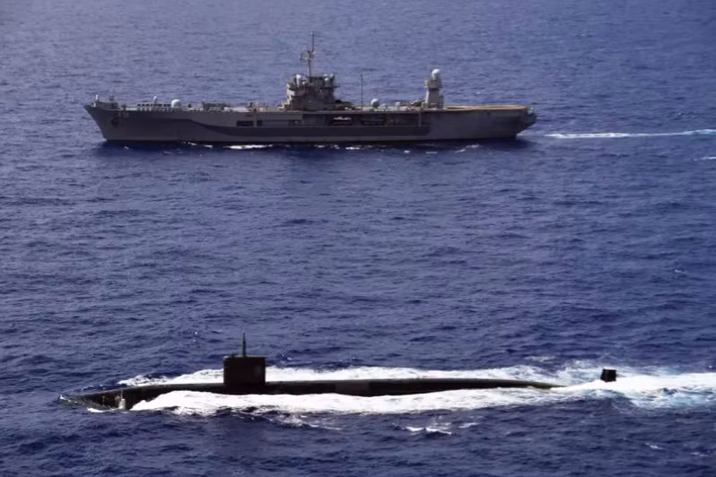 Tàu ngầm tấn công nhanh USS Asheville của Hải quân Mỹ và USS Blue Ridge của Hạm đội 7 Mỹ ở Biển Philippines (Ảnh: Business Insider) Tàu ngầm tấn công nhanh USS Asheville của Hải quân Mỹ và USS Blue Ridge của Hạm đội 7 Mỹ ở Biển Philippines (Ảnh: Business Insider)
