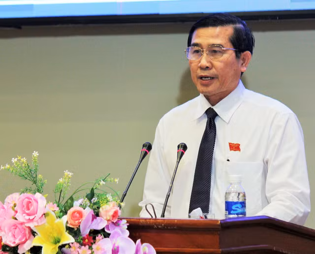 Ông Lê Văn Hưởng - chủ tịch UBND tỉnh Tiền Giang - trả lời chất vấn tại kỳ họp thứ 5 HĐND tỉnh Tiền Giang khóa IX - Ảnh: Mậu Trường