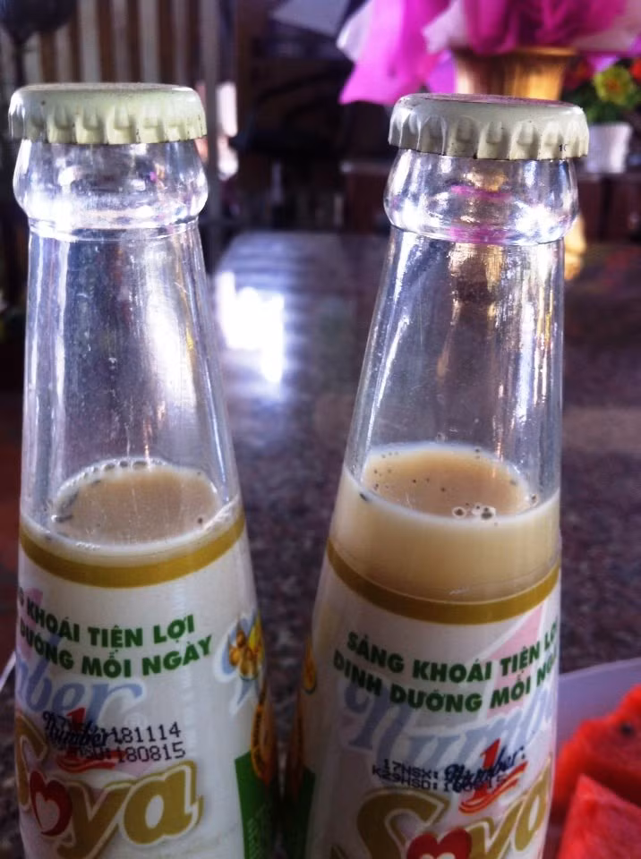 Hai chai sữa đậu nành Number One “lợn cợn màu đen” được đổi hai thùng sữa cùng nhãn hiệu (ảnh gia đình chị Mai cung cấp)